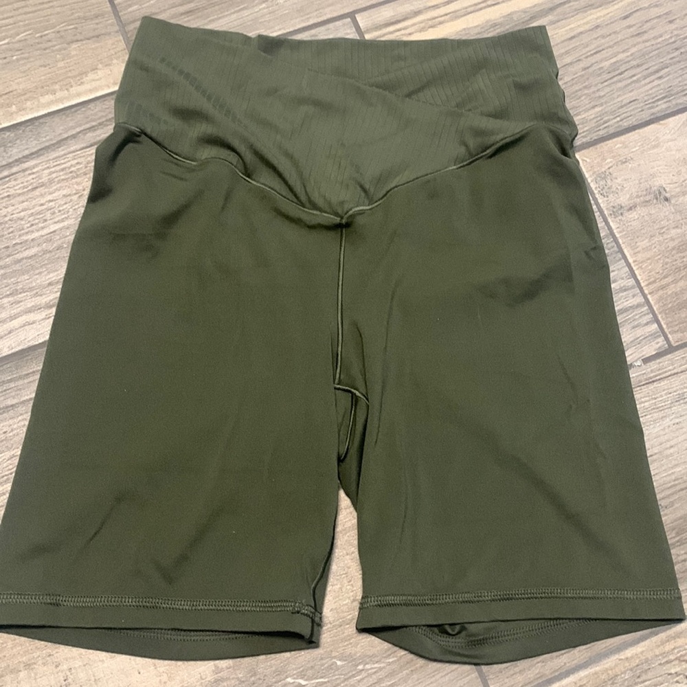 Brand new American Eagle offline bike shorts. Olive green size L.Great condition